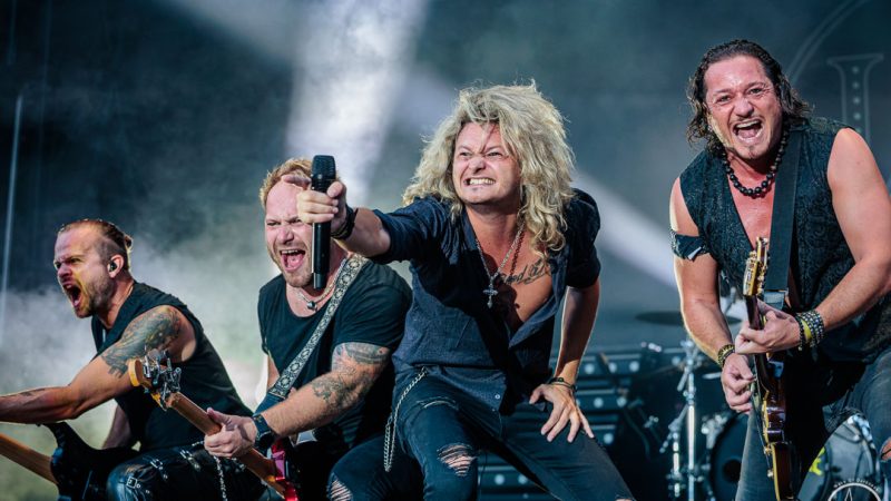 Metal, Dino-Hits und Glam-Rock: So rockte das Burg Open Air Illingen den zweiten Tag
