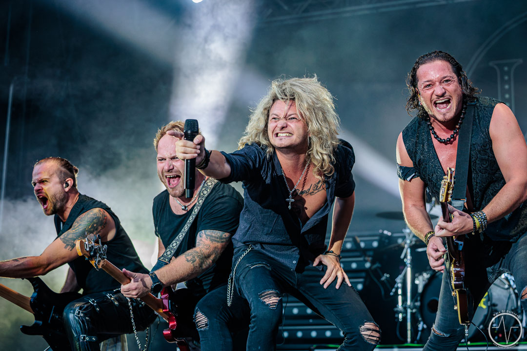 Metal, Dino-Hits und Glam-Rock: So rockte das Burg Open Air Illingen den zweiten Tag
