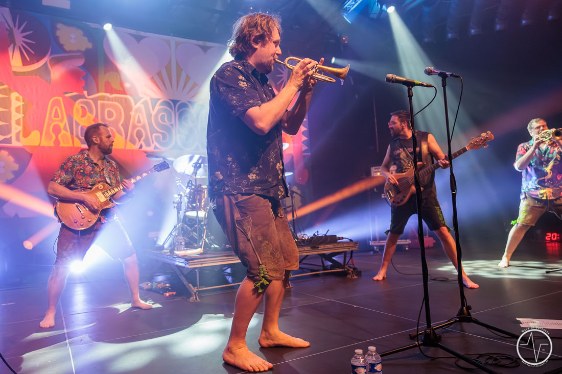 Barfuß, bayrisch, tanzbar: LaBrassBanda entfachen Polka-Party in Saarbrücken